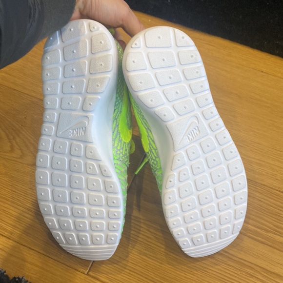 Nike flyknit roshe neon green - Picture 4 of 4
